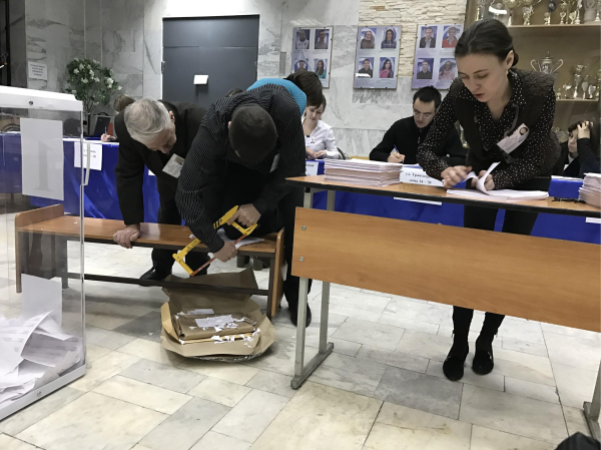 УИК 3406. Одновременный подсчет неиспользованных бюллетеней, их погашение и работа со списками. Фото: А. Грезев
